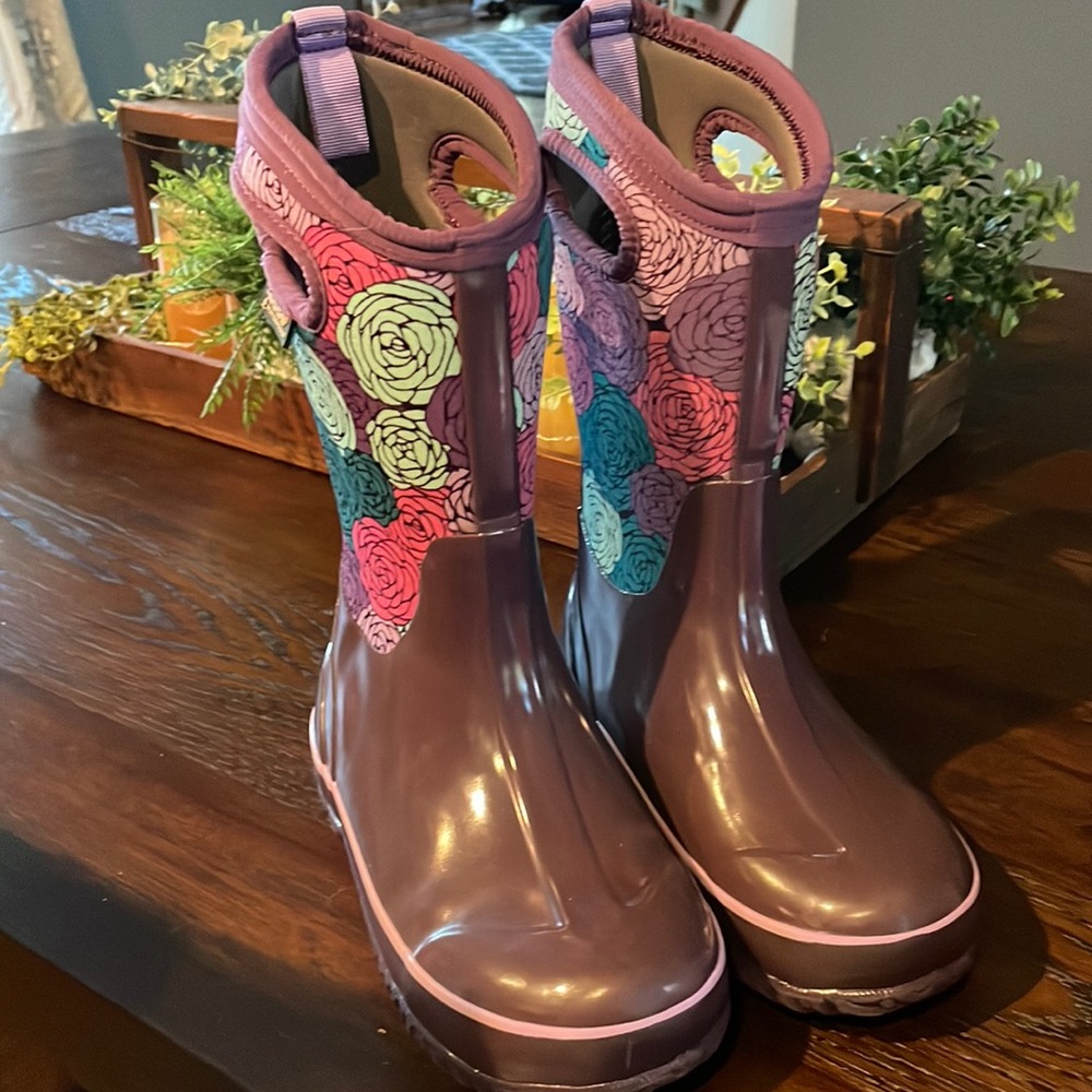 Youth BOGS Factory second rain/ snow boots.  Excellent condition. Size 2